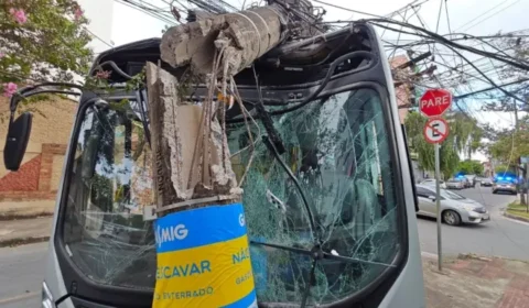 Ônibus bate em poste e deixa 728 imóveis sem energia em BH