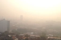 Fumaça cobre Manaus durante toda a segunda-feira e condições do tempo dificultam dispersão