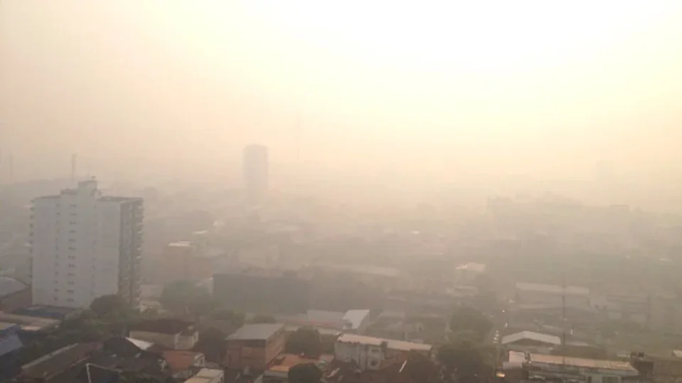 Fumaça cobre Manaus durante toda a segunda-feira e condições do tempo dificultam dispersão