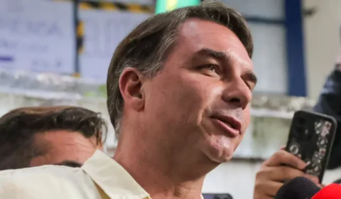 Flávio Bolsonaro estaria em lista de passageiros de jato na Argentina, afirma piloto