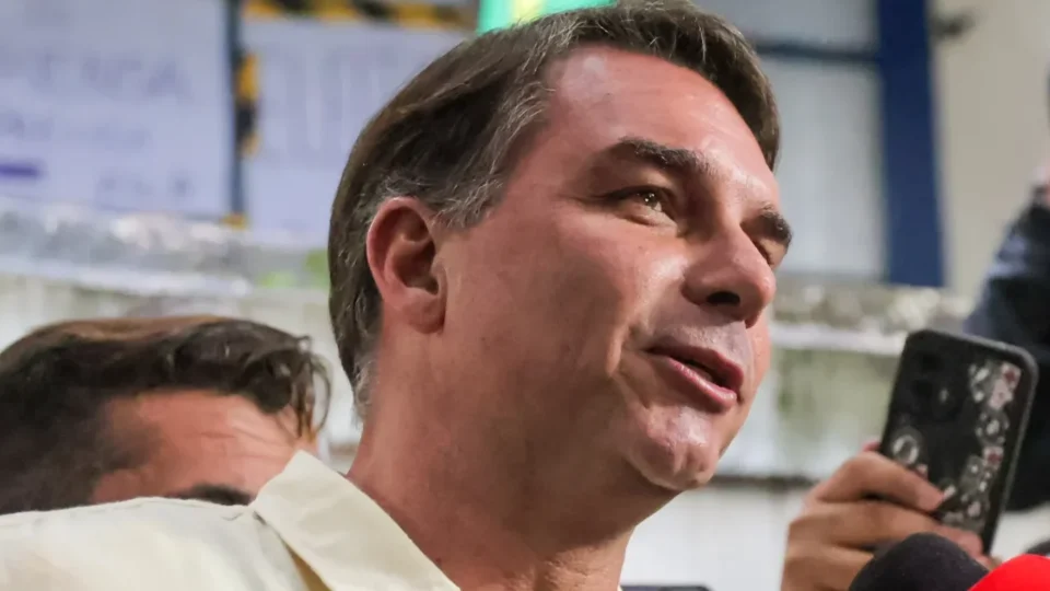 Flávio Bolsonaro estaria em lista de passageiros de jato na Argentina, afirma piloto