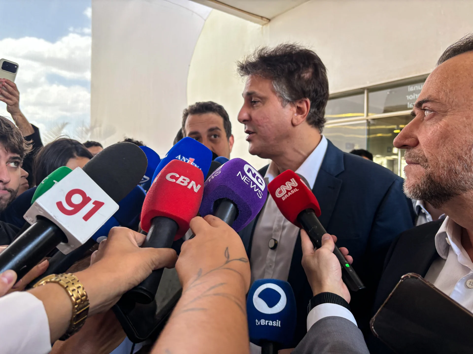 Camilo Santana afirmou que Lula assinou a autorização para abertura dos sigilos e que a campanha petista aceitou as condições apresentadas pelo adversário.