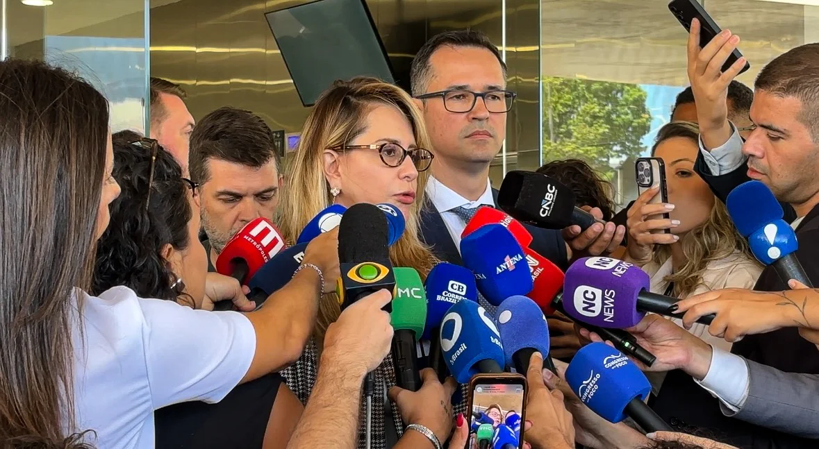 Maria Claudia Bucchianeri, advogada da campanha de Flávio Bolsonaro, afirmou que a equipe do senador entregaria os documentos após conferir o material apresentado pela campanha de Lula.