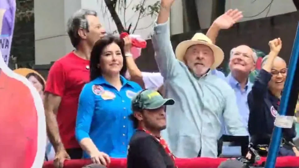 Lula encerra campanha com caminhada da Paulista à Praça Roosevelt