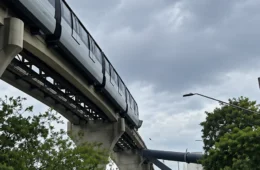 Guindaste cai sobre via da Linha 15-Prata e trem atinge maquinário em SP