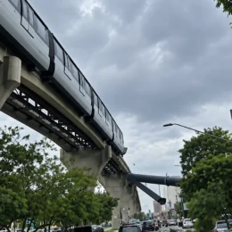 Guindaste cai sobre via da Linha 15-Prata e trem atinge maquinário em SP