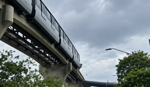 Guindaste cai sobre via da Linha 15-Prata e trem atinge maquinário em SP