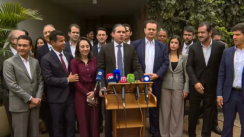 Proposta apoiada por Hugo Motta e partidos do Centrão pode mudar a escolha de deputados e reduzir o peso dos puxadores de votos; modelo prevê votação por distritos e listas partidárias.