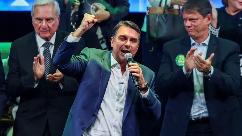 Flávio prepara ofensiva com influenciadores e amplia anúncios nas redes