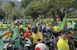 VÍDEO: Flávio Bolsonaro faz motociata em BH na véspera do segundo turno das eleições