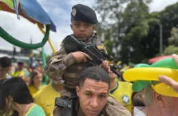 Flávio Bolsonaro reúne aliados em BH na reta final para disputar votos em Minas