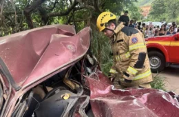 Motorista morre preso às ferragens após batida entre carro e caminhonete em MG