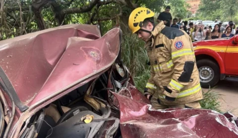 Motorista morre preso às ferragens após batida entre carro e caminhonete em MG