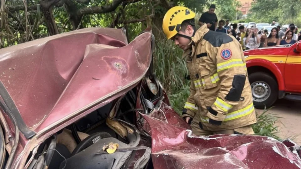 Motorista morre preso às ferragens após batida entre carro e caminhonete em MG