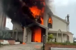 Incêndio destrói Igreja Matriz em SC após missa; vídeos mostram chamas