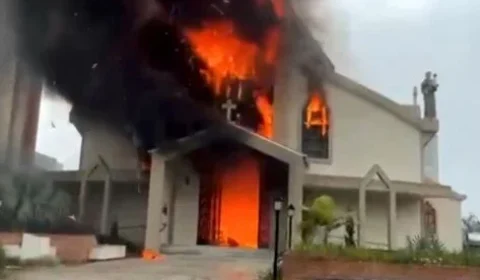 Incêndio destrói Igreja Matriz em SC após missa; vídeos mostram chamas