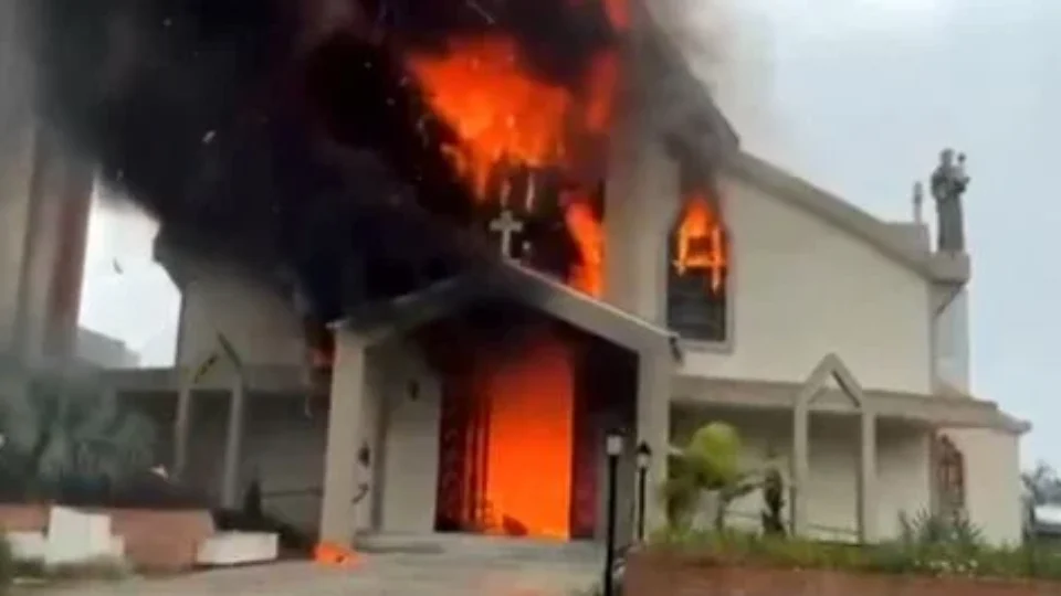 Incêndio destrói Igreja Matriz em SC após missa; vídeos mostram chamas