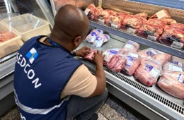 Mais de 135 kg de alimentos vencidos são apreendidos em supermercado no Rio de Janeiro