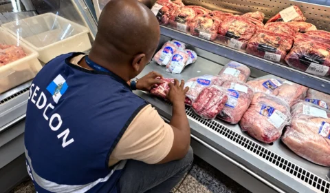Mais de 135 kg de alimentos vencidos são apreendidos em supermercado no Rio de Janeiro