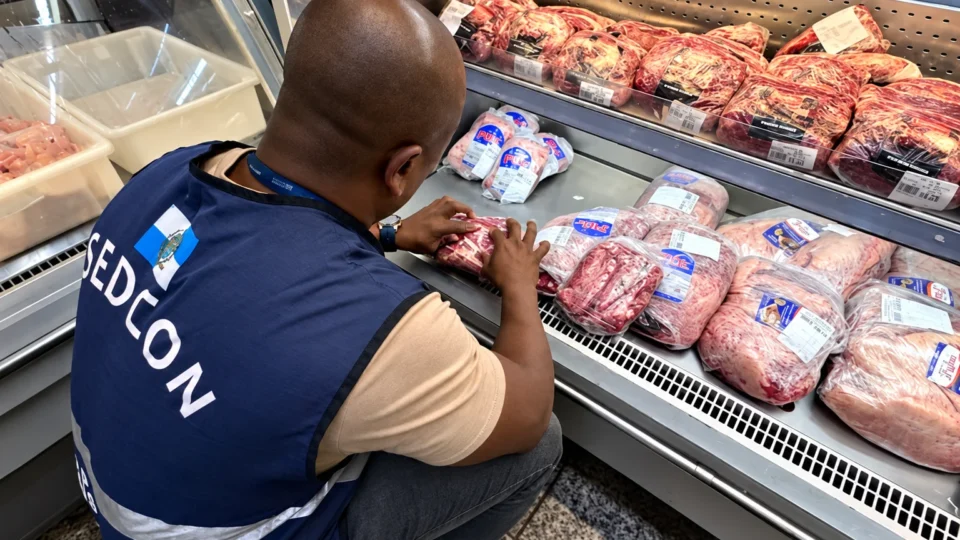 Mais de 135 kg de alimentos vencidos são apreendidos em supermercado no Rio de Janeiro