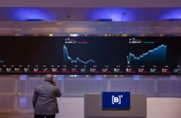 Dólar cai para R$ 5,35 após disparada, mas Bolsa brasileira fecha novamente no vermelho