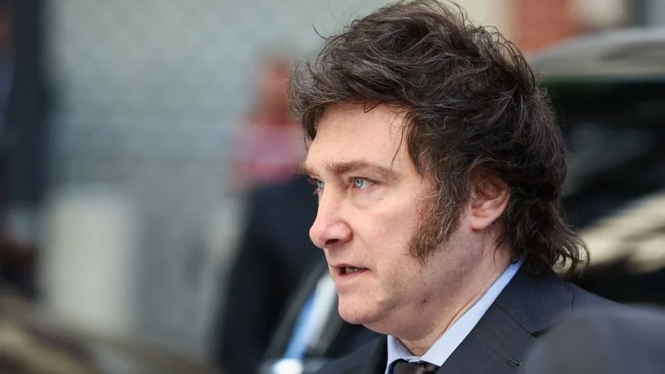 Milei culpa guerras e juros dos EUA pela piora da economia e alta da pobreza argentina