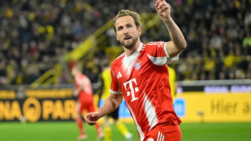 Kane perde pênalti, e Bayern sofre empate do Dortmund no fim, mas segue líder