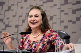 “Larga de ser mole”: Kátia Abreu ataca Flávio Bolsonaro após viagem aos Estados Unidos