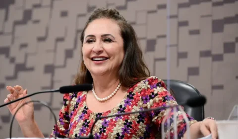 “Larga de ser mole”: Kátia Abreu ataca Flávio Bolsonaro após viagem aos Estados Unidos