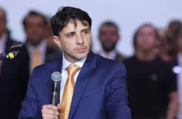 Renan Santos diz que possível fuga de Flávio Bolsonaro para Argentina agravaria crise política