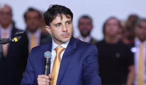 Renan Santos diz que possível fuga de Flávio Bolsonaro para Argentina agravaria crise política