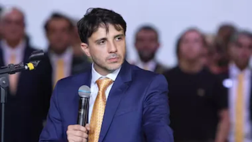 Renan Santos diz que possível fuga de Flávio Bolsonaro para Argentina agravaria crise política
