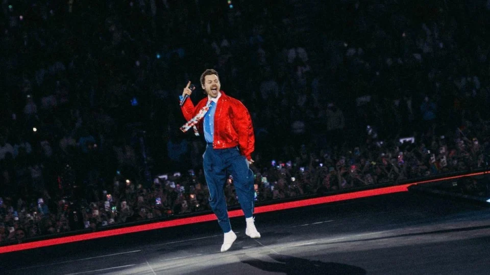 Harry Styles prepara documentário sobre turnê com bastidores e cenas inéditas dos shows