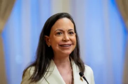 María Corina Machado retorna à Venezuela após dez meses de exílio e cobra eleições