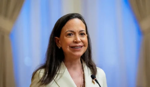 María Corina Machado retorna à Venezuela após dez meses de exílio e cobra eleições