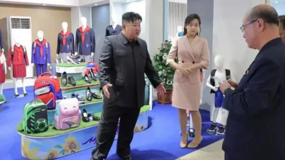 Kim Jong-un reaparece em fotos após rumores de morte por hemorragia cerebral