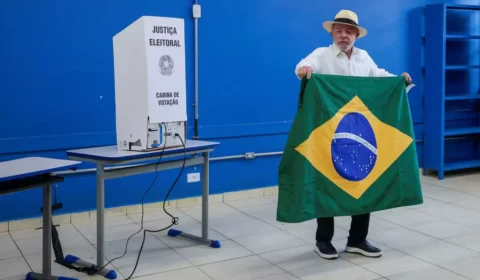 Lula se declara “antissistema” ao traçar estratégia com aliados para o 2º turno