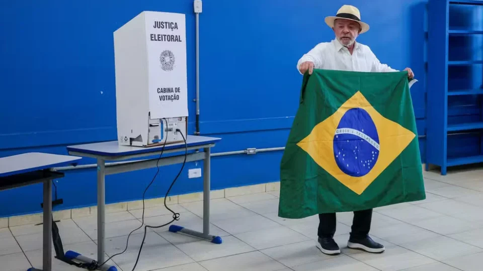 Lula se declara “antissistema” ao traçar estratégia com aliados para o 2º turno