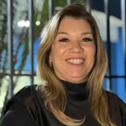 Quem é Leandra Guedes, ex de Janones convidada por Flávio para debate da Globo?