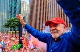 Lula é reeleito presidente da República e derrota Flávio Bolsonaro no segundo turno