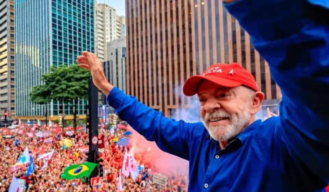 Lula é reeleito presidente da República e derrota Flávio Bolsonaro no segundo turno