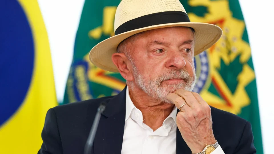 Lula anuncia que vai entregar sigilos bancário e telefônico ao TSE e desafia Flávio Bolsonaro