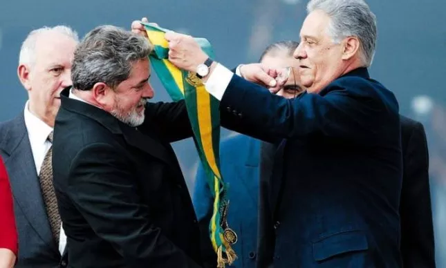 Se Flávio precisa demonstrar que não é apenas uma extensão do pai, Lula enfrenta uma contradição diferente: como convencer o eleitor de que representa mudança depois de tantos anos na política e de buscar um terceiro mandato? O presidente tem experiência, reconhecimento nacional e trajetória que mobiliza tanto apoiadores quanto adversários — mas o tempo de vida política também cobra seu preço. Para uma parcela do eleitorado, Lula representa conquistas sociais; para outra, simboliza um modelo de poder que já teve sua oportunidade.