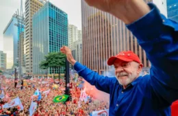 Lula agradece apoio popular antes de votar e comenta atos de campanha em São Paulo