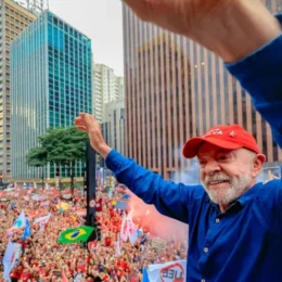 Lula agradece apoio popular antes de votar e comenta atos de campanha em São Paulo