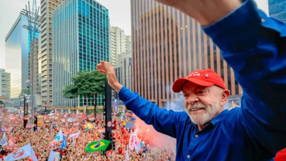 Lula agradece apoio popular antes de votar e comenta atos de campanha em São Paulo