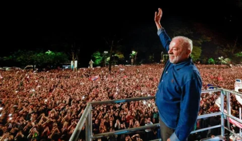 Lula completa 81 anos após reeleição e bate recorde como presidente mais velho do Brasil