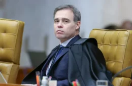 Mendonça dá 24 horas para redes apagarem posts que dizem que Lula jogou bandeira no chão