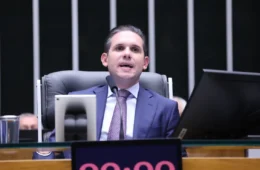 PL convoca deputados para definir posição sobre reeleição de Hugo Motta na Câmara