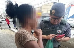 Mulher é detida com mais de 100 santinhos perto de local de votação em SP